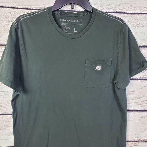 Banana Republic Embroidered Bear Pocket T-Shirt Men’s Large Green - Picture 2 of 6